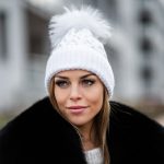 biala czapka z pomponem