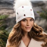 biala czapka z pomponem