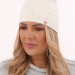biala czapka z pomponem