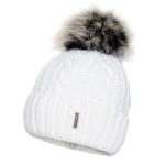biala czapka z pomponem