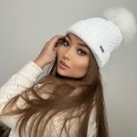 biala czapka z pomponem